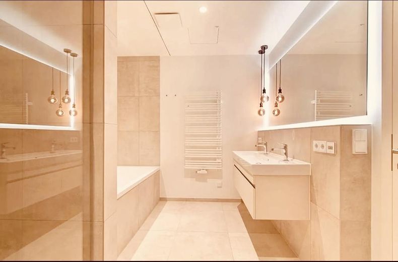 HafenCity | Exclusivo apartamento de 4 habitaciones | 127 m² | Vistas al Elba y a la Elbphilharmonie – Badezimmer