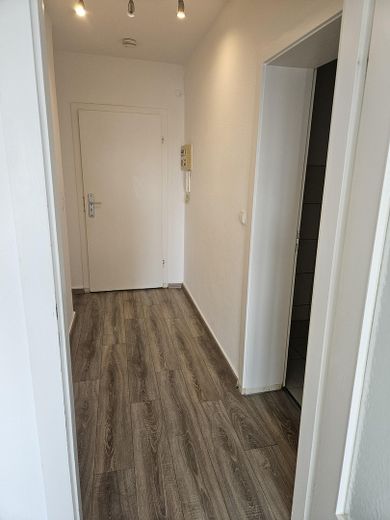 Der erste Schlüssel, der wirklich Dir gehört: Sanierte Wohnung mit Balkon – Flur