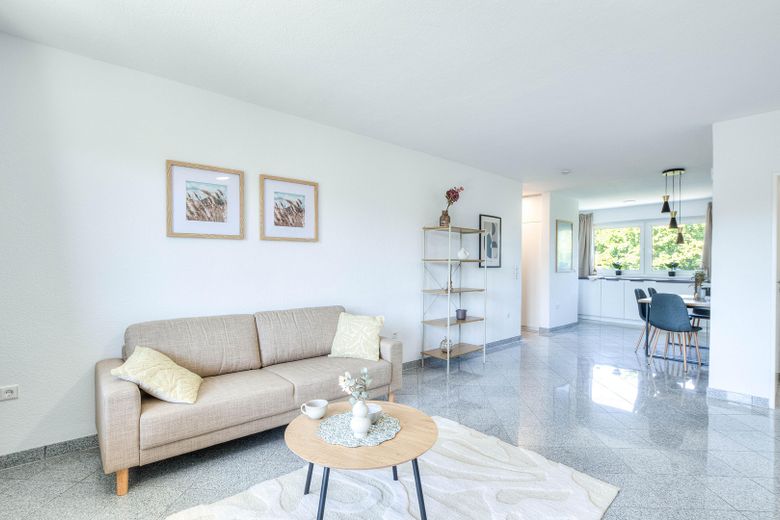 Renovierte 3-Zimmer Wohnung mit Balkon in ruhiger Lage – Sofort einziehen und wohlfühlen – Wohnzimmer