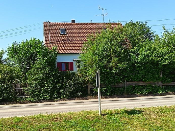 Haus am Dorfrande – Vorderseite des Hauses