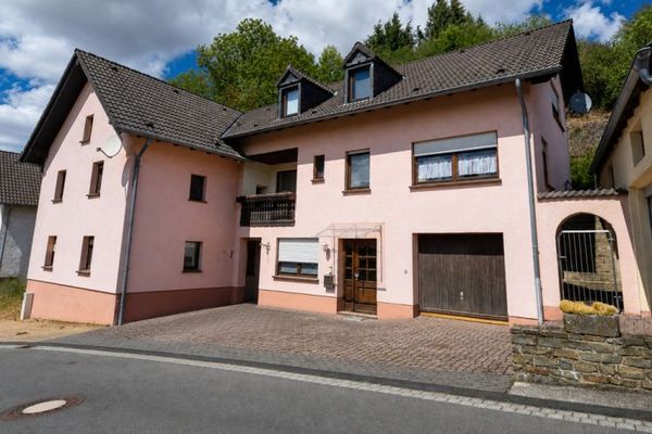 Wohnhaus mit zusätzlichem Ausbauhaus, 2 Garagen, Fernblick und 1.385 m² Grundstück – in Plütscheid