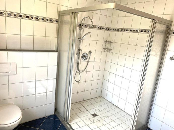 Freistehendes Einfamilienhaus mit Einliegerwohnung und Garage in ruhiger Lage (Sackgasse) von Brakel – Bad Einliegerwohnung EG