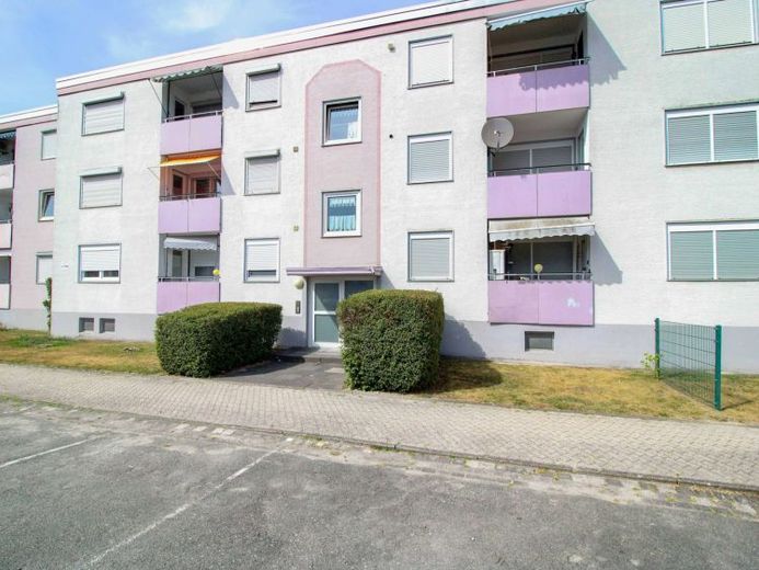 Grand appartement en copropriété de 4 pièces-cuisine-salle de bains à PB-Schloß Neuhaus avec balcon et faible redevance d’emphytéose – Photo 1