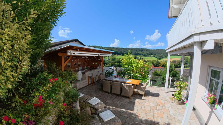 Terrasse mit Outdoorküche