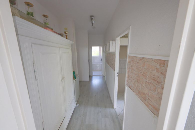 Leegstaande 2-kamerwoning, balkon, nabij Britzer Garten – Flur 
