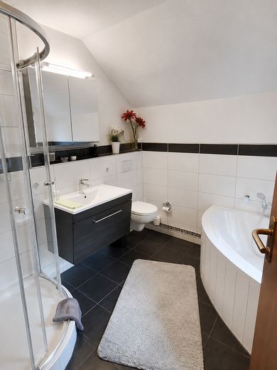 Lichtdurchflutetes Reihenendhaus in ruhiger Wohnlage von Hannover- Ricklingen – Badezimmer; 1.OG