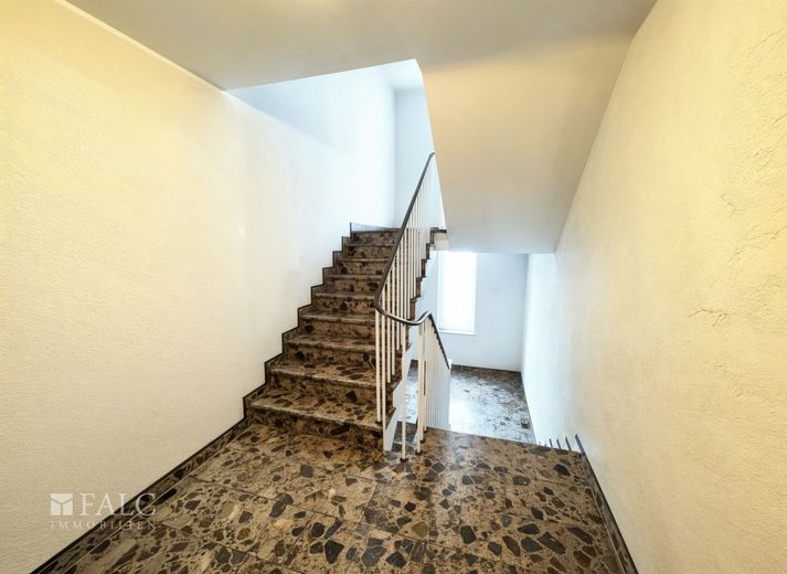 gemütliche Familienwohnung: 4 Zimmer mit Wintergarten, zwei Loggien &amp; Tiefgaragenstellplatz – Treppenhaus