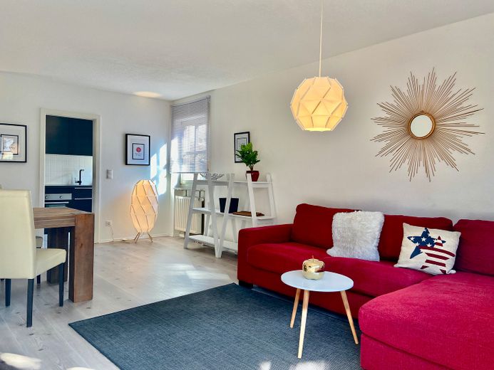 Arredato al top / Completamente arredato: ampio bilocale, luminoso e tranquillo, vicino alla stazione centrale, garage sotterraneo, WLAN – Modernes Wohnzimmer