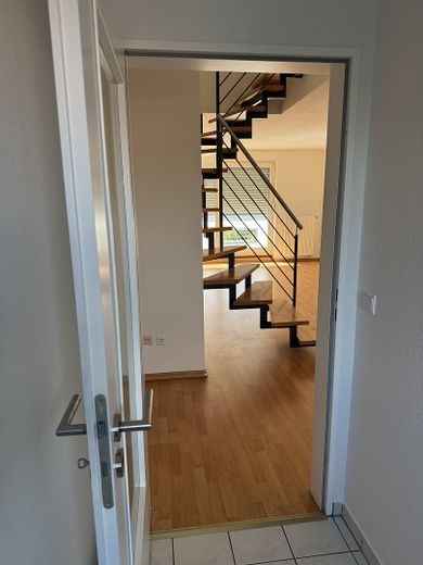 Blick vom Flur ins Wohnzimmer