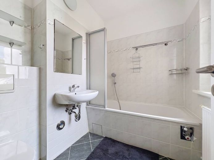 ¡Apartamento de 2 habitaciones con distribución ideal en el popular Friedrichshain! – Foto 1
