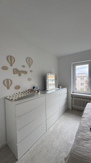 Appartement de 3 pièces à Maintal-Bischofsheim : balcon avec vue sur la skyline, cuisine équipée et garage – Photo 5