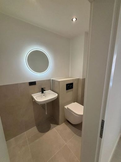 Möbliertes stylisches 20 m² Zimmer mit Balkon in guter Lage – Bad