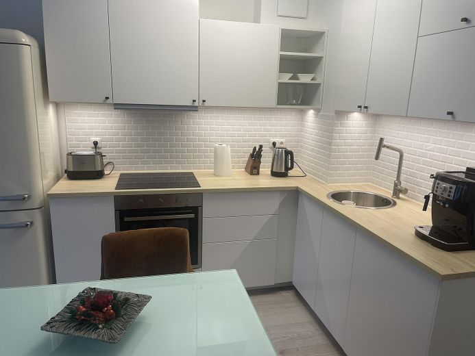 3 Zimmerwohnung am Alexanderplatz EG eigner Garten TG Möbliert Doorman – Wohnzimmer / Küche