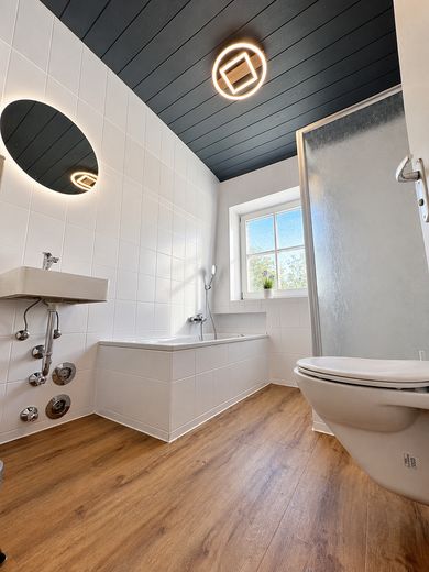 Affascinante casa unifamiliare con ampio giardino, piscina e sauna a Siegsdorf – Badezimmer 2 OG