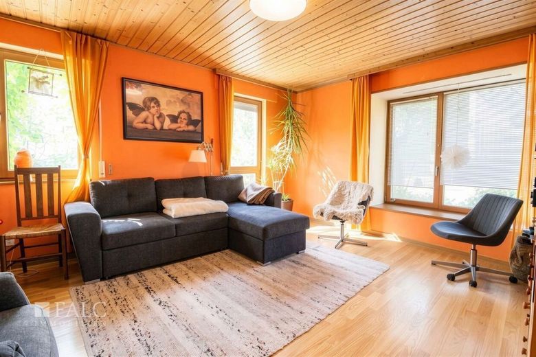 Viel Platz, tolle Lage, großes Potenzial:  Ihr neues Zuhause – Wohnzimmer mit Wohlfühlfaktor