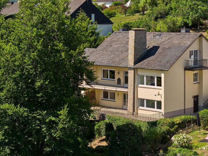 Terreni attraenti in posizione esclusiva in altura: vista panoramica sulla città di Bernkastel – Haus