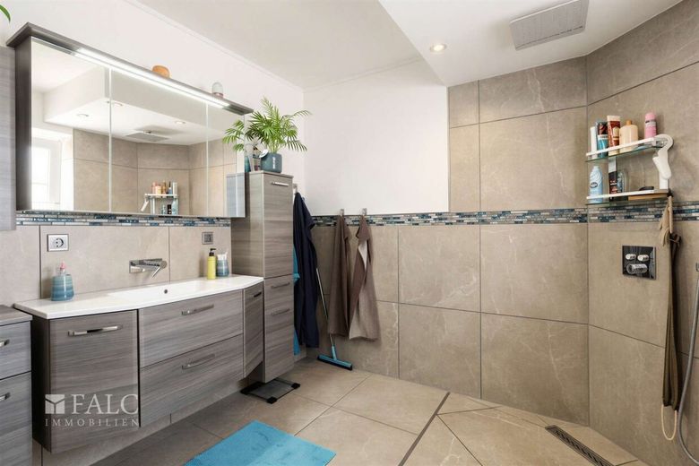 Provisionsfrei: modernisiertes Einfamilienhaus mit Pool und Sauna – Badezimmer EG