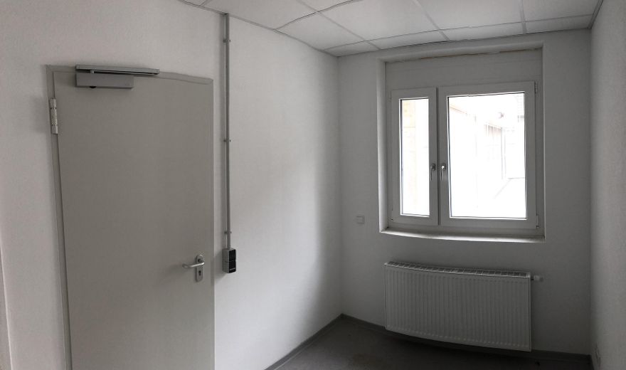 Ebenerdige neuwertige Lagerfläche mit Büro zu vermieten – Büro Tageslicht optional
