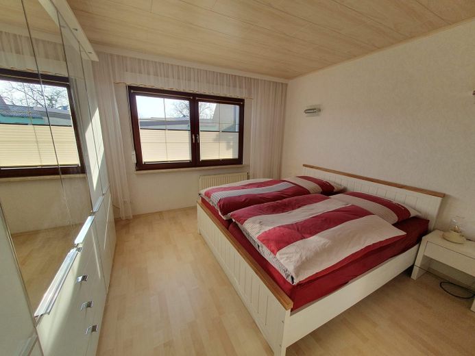 Von Grund auf sanierte Doppelhaushälfte mit herrlichem Atelier und schön angelegtem Garten – Schlafzimmer