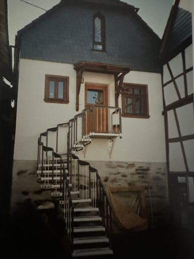 House, 80², stylishly restored, Grävenwiesbach, Naunstadt district – Eingang mit Vorgarten