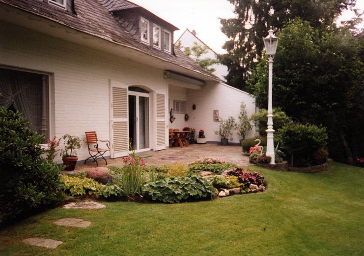 Representative villa on park-like grounds in Düsseldorf-Urdenbach – Terasse mit Teich