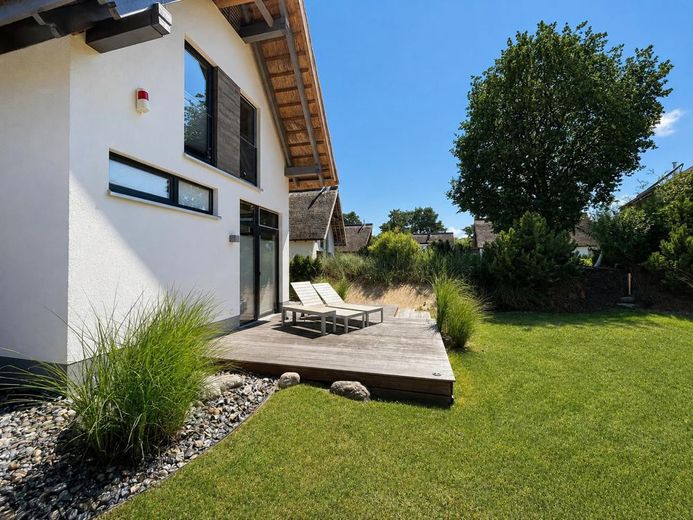Ihr Rückzugsort an der Ostsee Reetdachhaus mit Sauna, Kamin und Westterrasse in Karlshagen – Westterrasse mit Grünblick