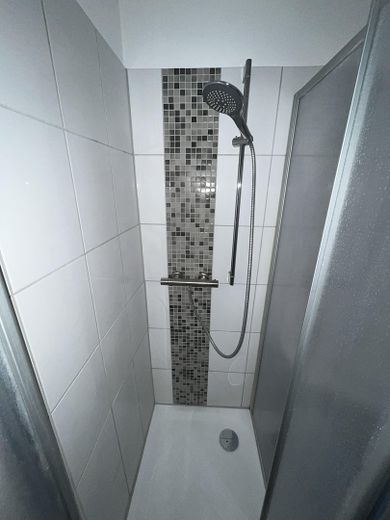Appartement lumineux de 4 pièces avec balcon et cuisine équipée à louer immédiatement. – Dusche