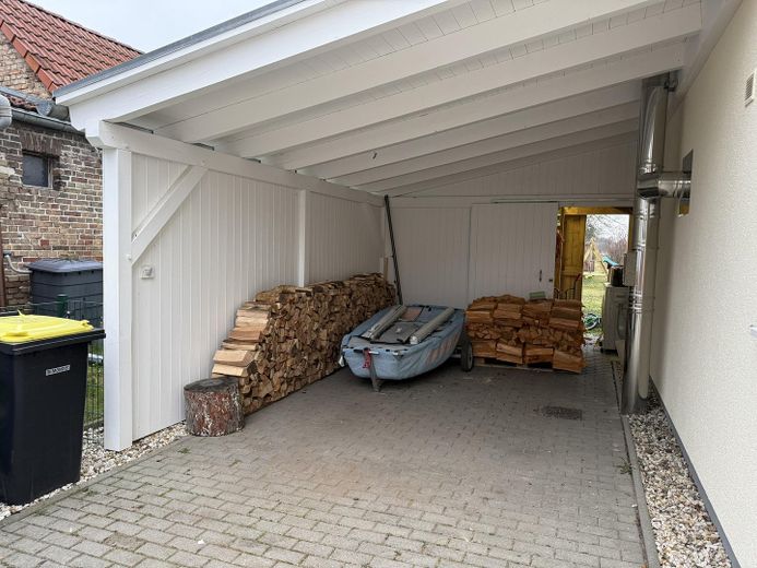 *senza provvigione* Casa familiare con impianto fotovoltaico, accumulo, camino e ampio giardino – Carport mit Holzlager
