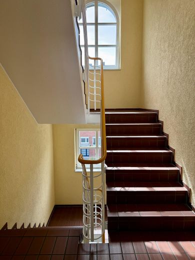 Bezugsfrei in Flingern: 1-Zimmer-Wohnung mit Balkon, Keller und Tiefgarage – Treppenhaus
