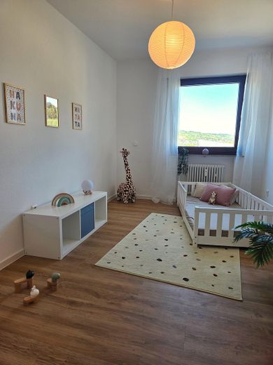 4 Zimmer Wohnung hochwertig renoviert in Top Lage – Kinderzimmer / Büro 