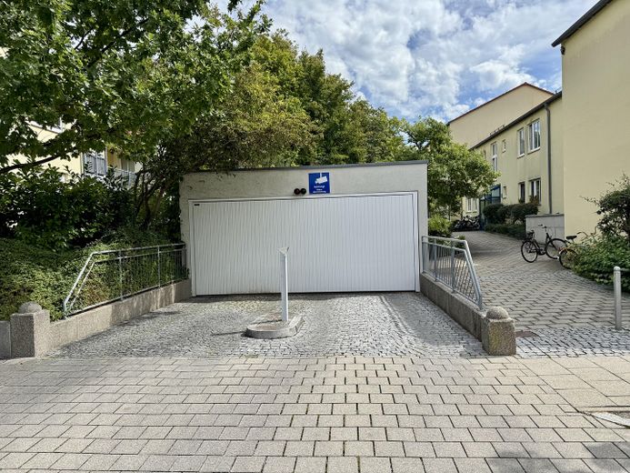 Familiengerecht – gut geschnittene 3-Zimmerwohnung in  München Schwabing-Freimann – Einfahrt TG