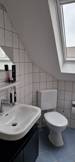 Attraente appartamento mansardato con balcone, posto auto e soffitta aggiuntiva – Badezimmer