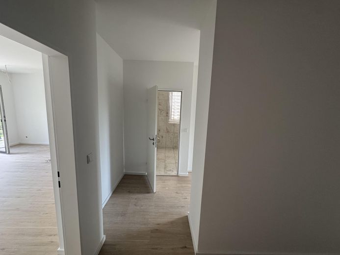 Erstbezug nach Sanierung: 2-Zimmer-Wohnung mit großem Balkon & Gartenblick in Duisburg-Rahm! – Flur und Gaderobe