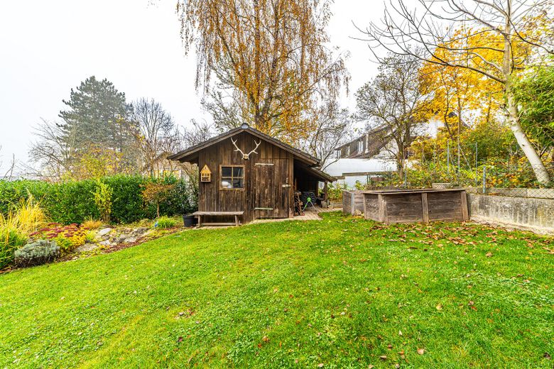 Zweifamilienhaus in Massivbau mit großem Garten in ruhiger Lage – Gartenhütte