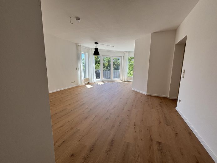 Helle, ruhige, großzügige 2-Zi-Wohnung mit größerem Balkon und PKW-Stellplatz, kleinere Wohneinheit – Großes Wohn- und Esszimmer