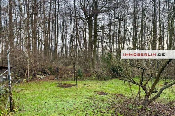 IMMOBERLIN.DE - घुड़दौड़ मैदान के पास जंगल में विशाल निर्माण भूखंड