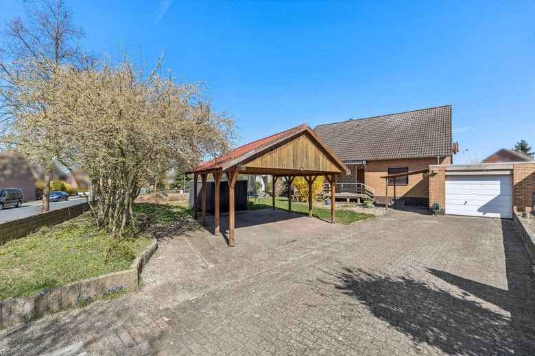 Großes Einfamilienhaus mit Einliegerwohnung, Garage, Carport, Keller und Kamin – Straßenansicht