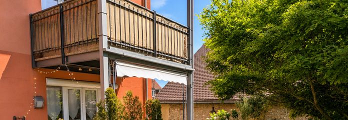 Gartenwohnung mit Haus-im-Haus-Gefühl | 135 m² Garten | Interner Hobbyraum | TG-Stellplatz – Garten & Terrasse