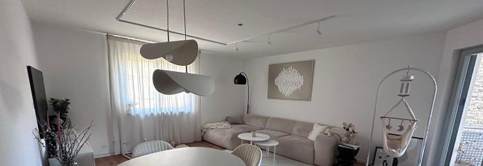Exklusive 3 - Zimmer-Wohnung mit Balkon, Wallbox und Mieterstrom im Ortskern von Weilbach – Wohnzimmer