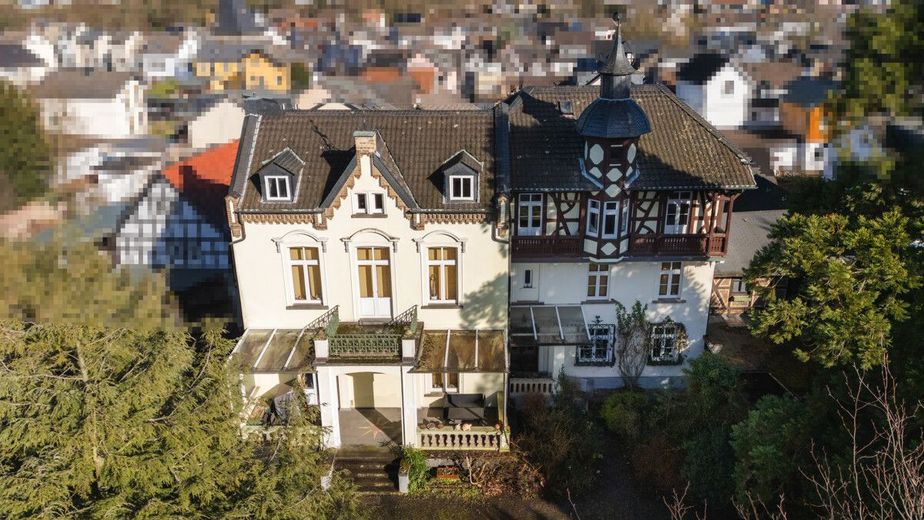 Historische Villa mit Rheinblick, Nebenhaus und Parkanlage in Erpel! – Blick von oben auf das Anwesen