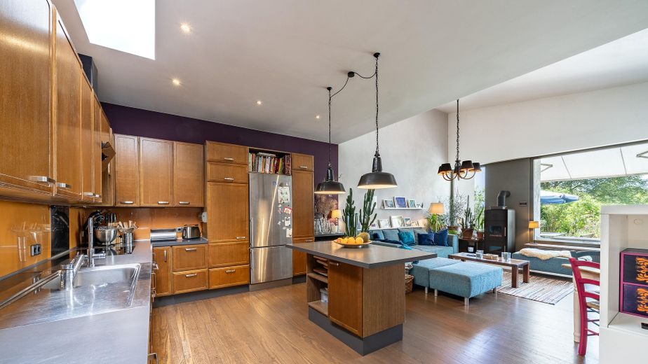 290 m² + 2.464 m² Naturidyll | Pool & Gartensauna | Aartalblick | Mehrgenerationen o. Vermietung – Wohnzimmer Küche große Wohnung