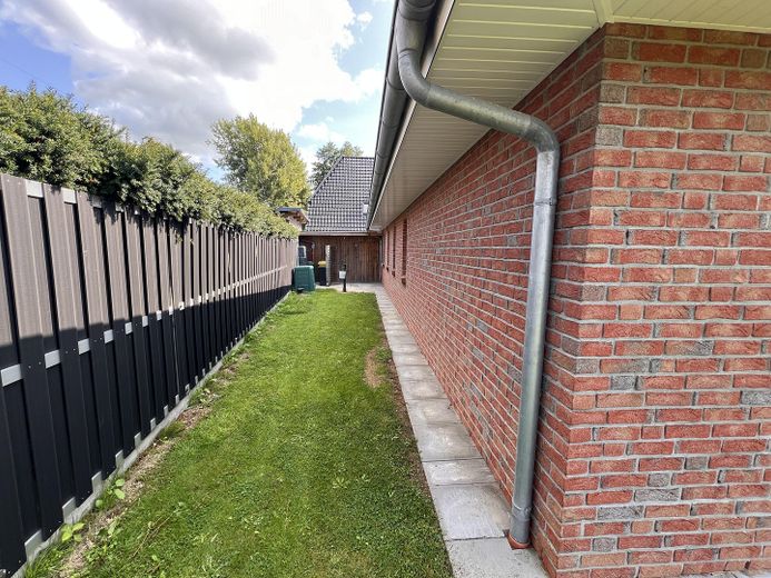 Casa unifamiliare a Schwabstedt, con impianto fotovoltaico, accumulo e solare termico – Bereich hinter dem Haus