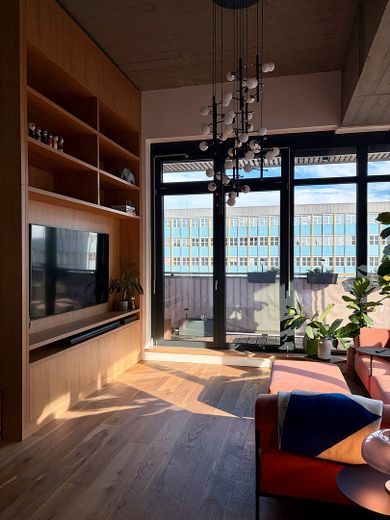 Viel Platz für den Alltag in dieser modernisierten 4-Zimmer-Loftwohnung in Lichtenberg – Wohnzimmer / TV