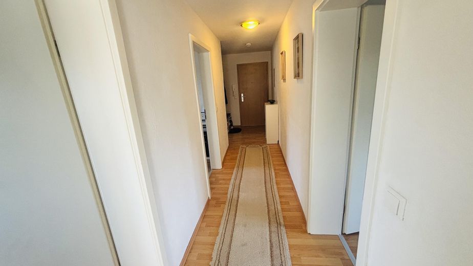 Helle 3-Zimmer-Wohnung mit Balkon, Einbauküche und Garage in Onstmettingen – Flur