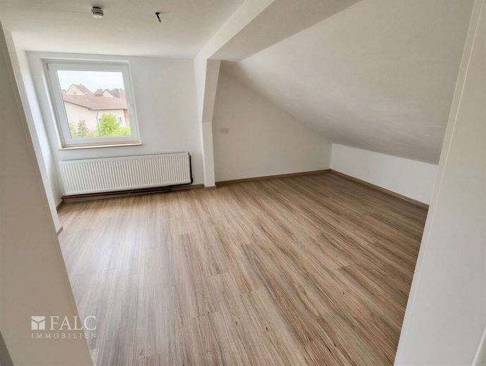 Provisionsfrei!!! Renovierte 6-Zimmer-Maisonettewohnung in einem Dreifamilienhaus zu vermieten! – Schlafzimmer 2 Dachgeschoss