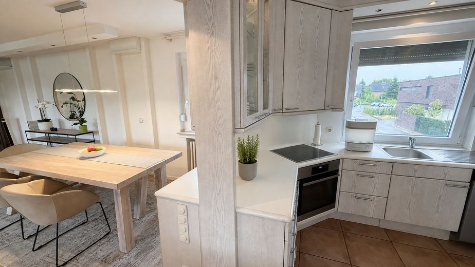 125 m² umeblowane mieszkanie 4-pokojowe – All-in, home office i miejsca parkingowe – Zdjęcie 7
