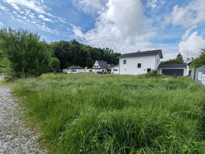 Großzügiges Baugrundstück im Herzen von Waldkraiburg – Ansicht Ecke rechts