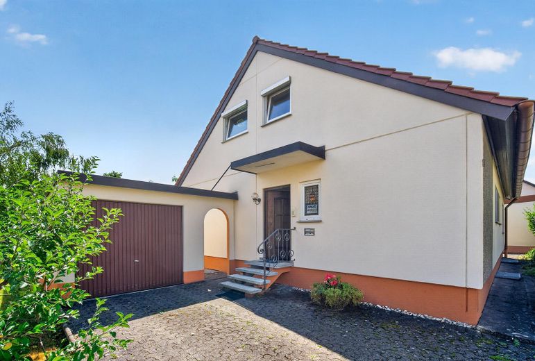 Provisionsfreies Einfamilienhaus mit Einliegerwohnung und Garage – Foto 1