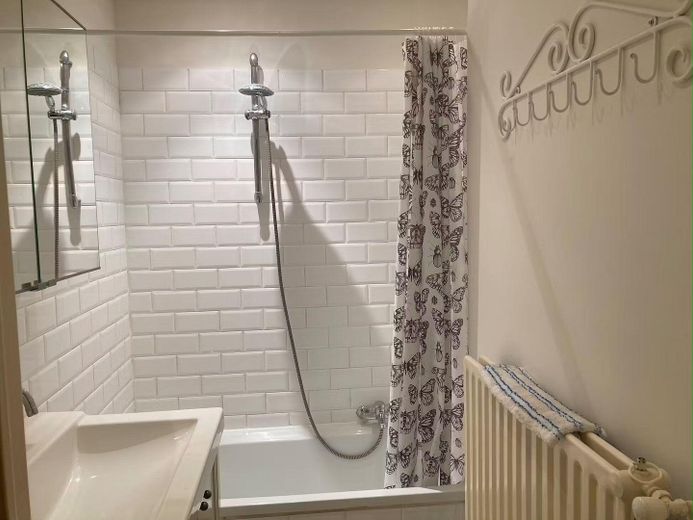 Komplett möblierte 3-Zimmer-Wohnung mit 2 Schlafzimmern und Wohnzimmer – Foto 4