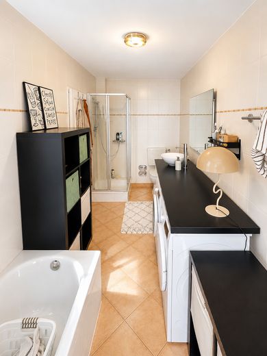 Zentrale & ruhige Wohnung mit Garten mitten in Hamburg – Badezimmer